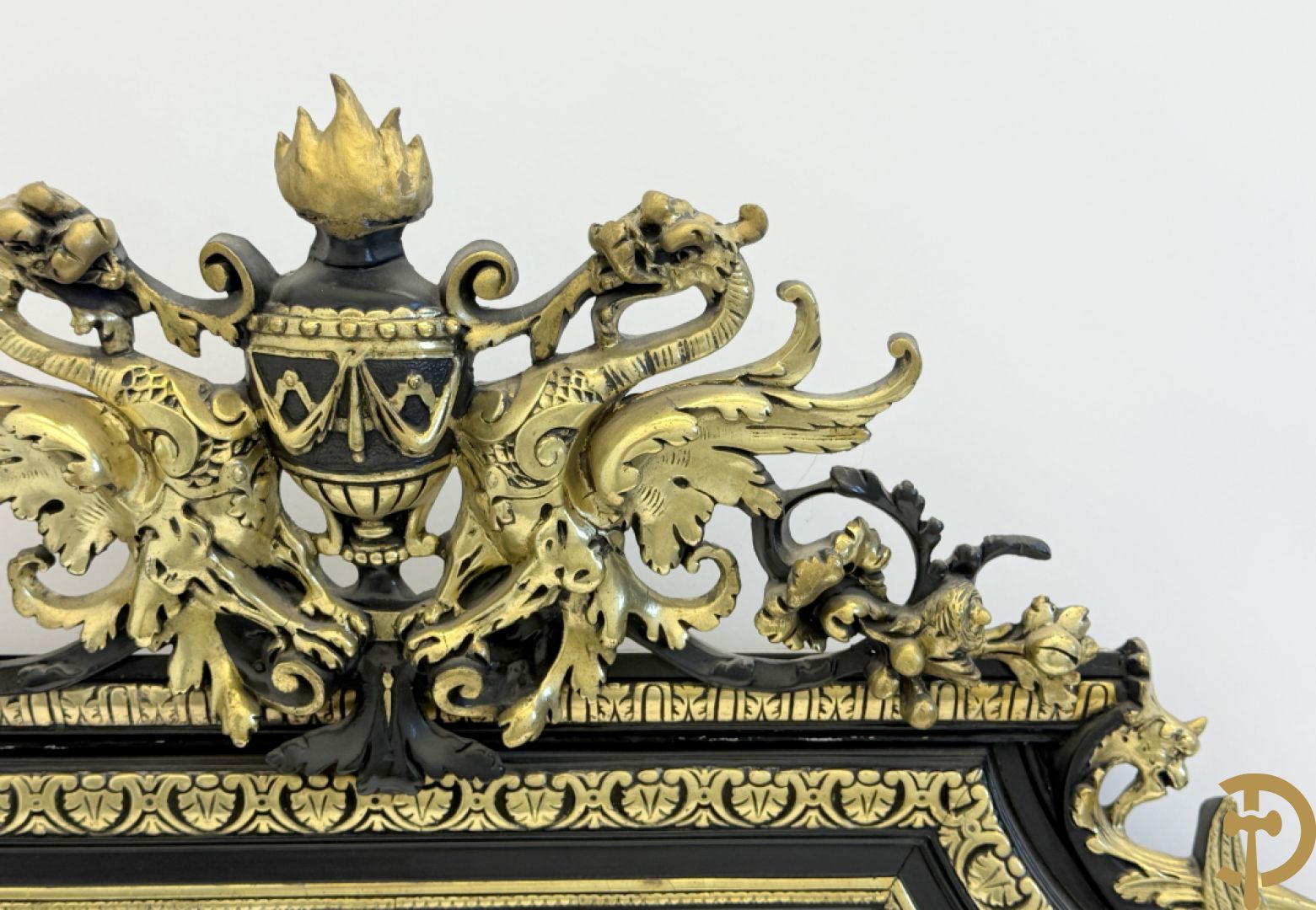 Napoleon III spiegel bekroond met amfoor en draken, deels verguld en deels zwart gelakt