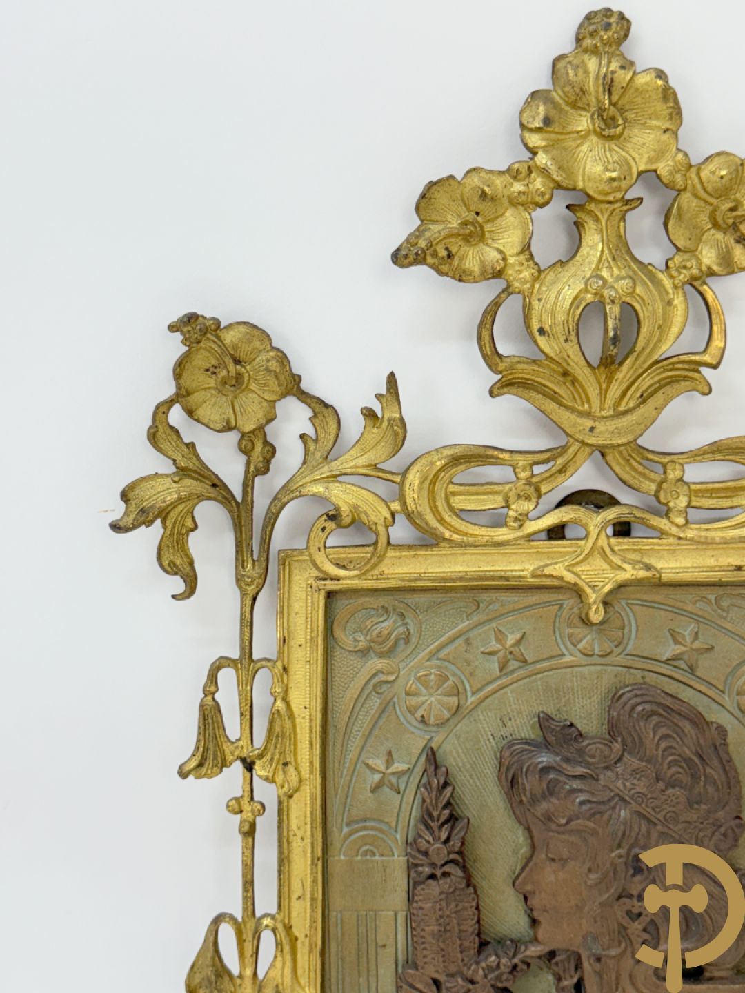 Paar vuurvergulde bronzen basreliefs met elegante dames en Jugendstil motieven