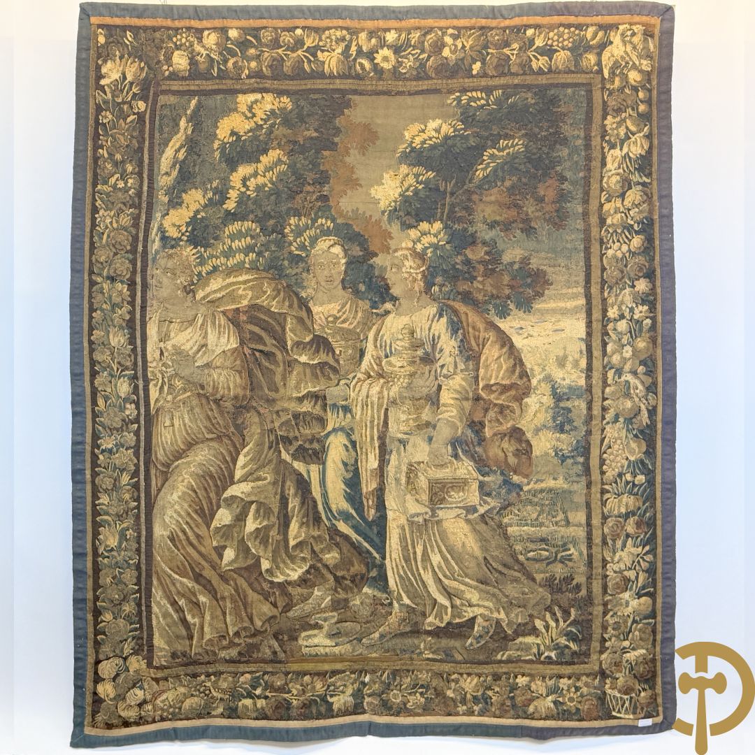 Fragment van wandtapijt met geanimeerde mythologische scène, omgeven door florale omranding, 18e
