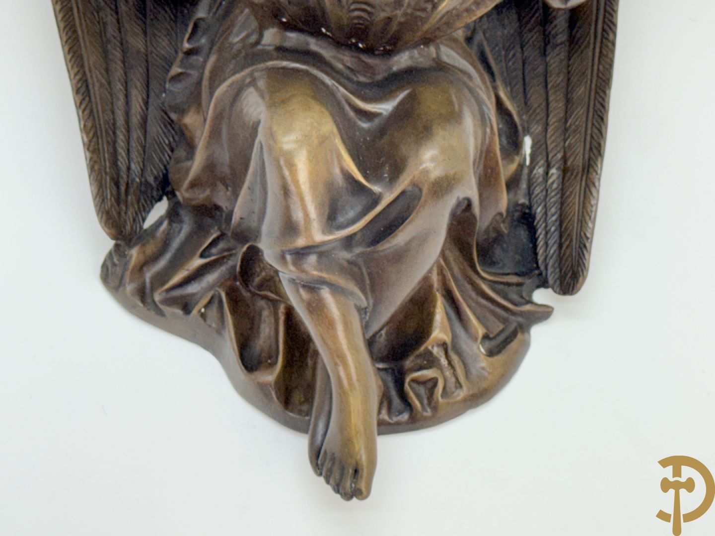 Bronzen wijwatervat van een engel dragende een rocailleschelp