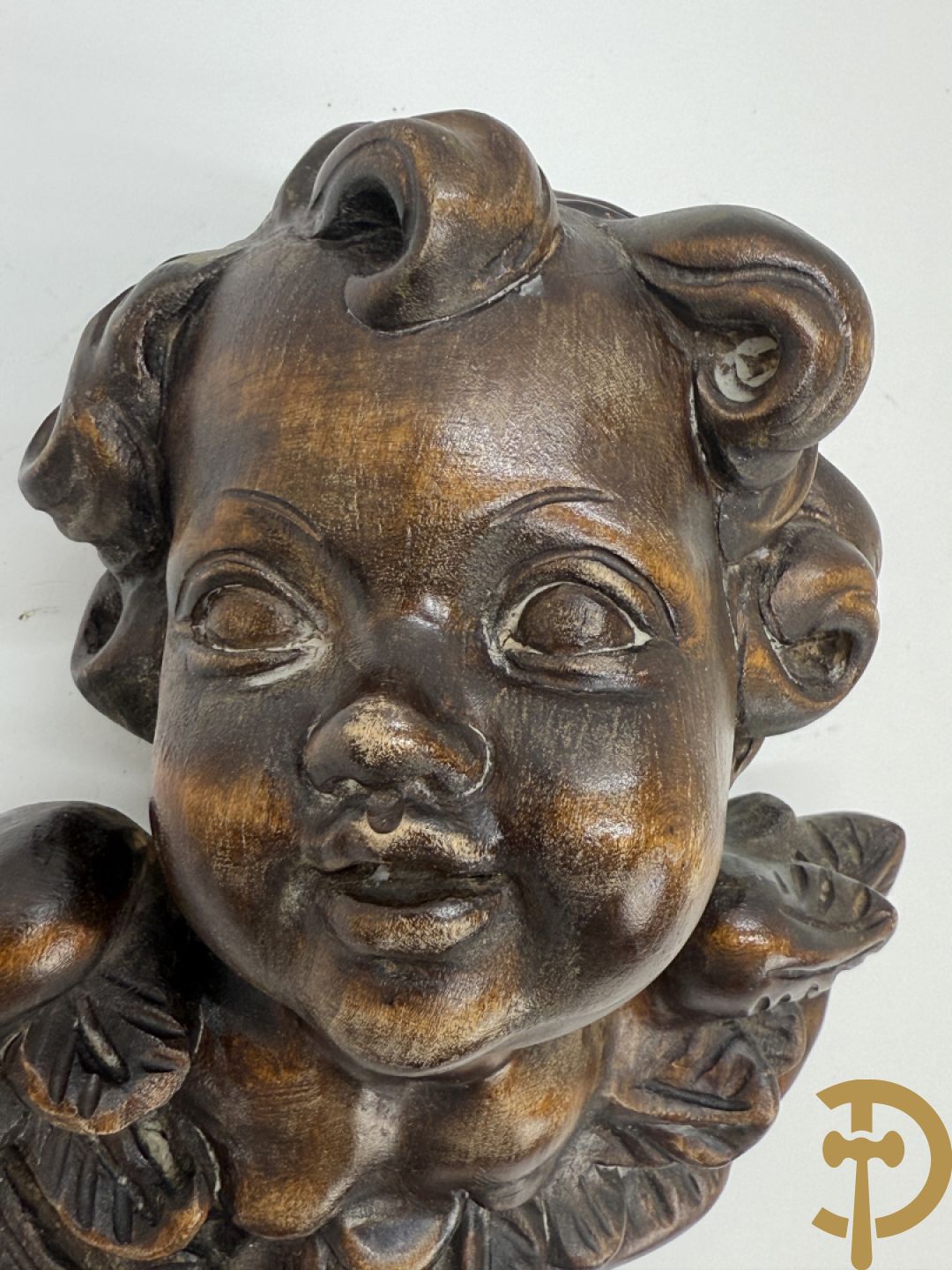 Houtsculptuur van gepolychromeerd engelenhoofd + engelenhoofd + sculptuur van accanthusrank