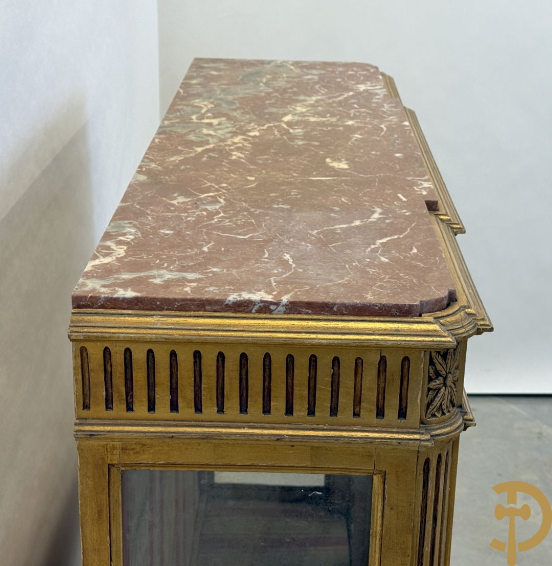 Vergulde Louis XVI vitrine met 3 deuren, cannelures en guirlandes - bovenaan met marmeren blad