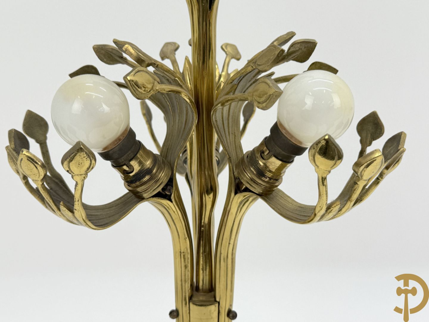 Paar koperen vierarmige lampen met gestyleerde bloemen-en plantenmotieven, Jugendstil