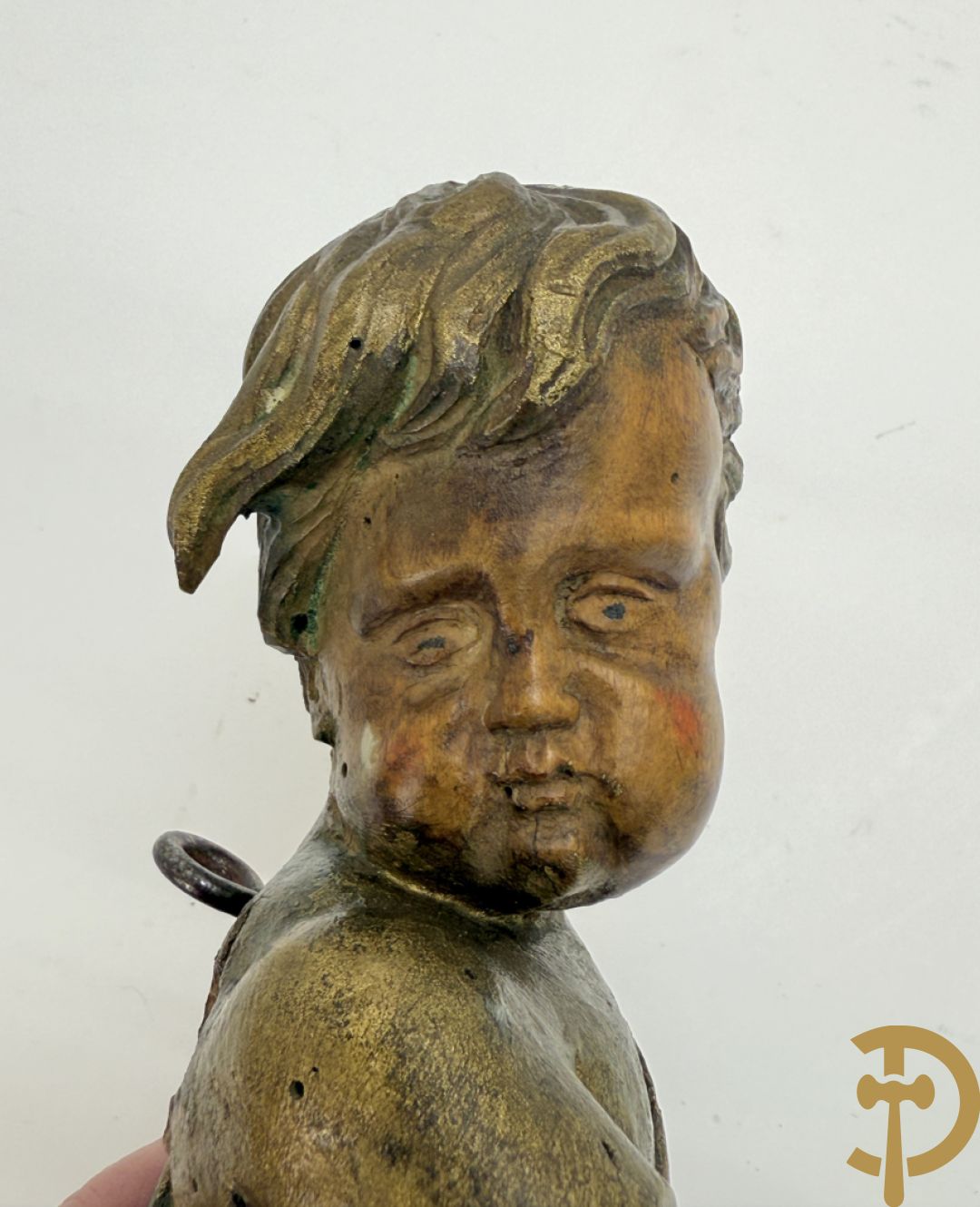 Drie houtgesculpteerde cupido