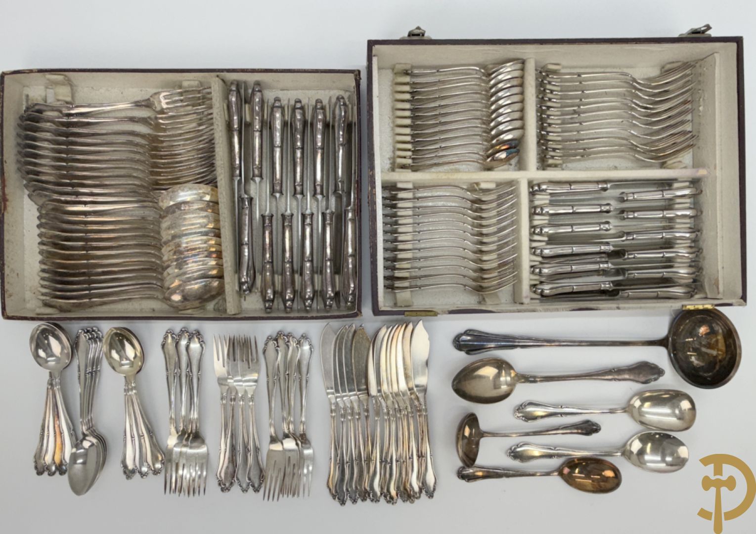 Verzilverd Louis XV bestek bestaande uit 12 lepels, 11 vorken, 12 messen, 12 dessertlepels, 11 dessertvorken, 12 dessertmessen, 12 koffielepels, 12 kleine vorken, 12 visvorken, 12 vismessen en 6 losse stukken