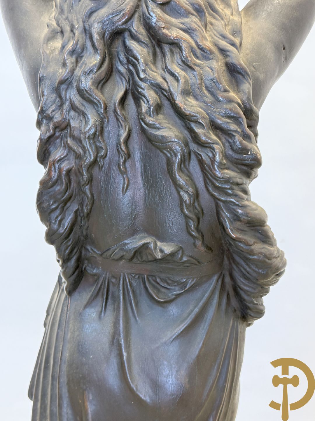Gietijzeren gepatineerd beeld van cupido dragende een amfoor op het hoofd als lantaarn