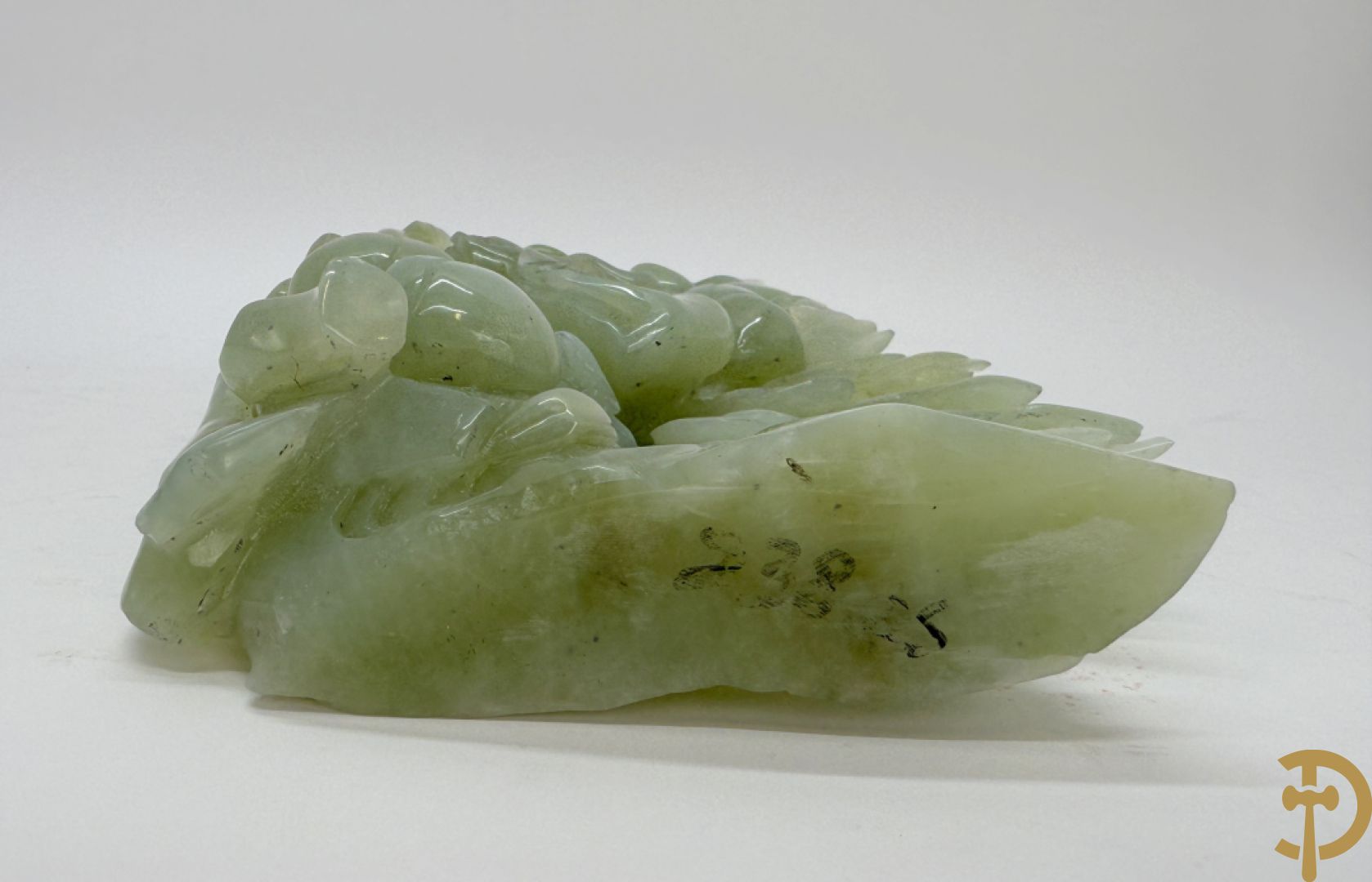 Jadeiet sculptuur van boedhistisch figuur + jadeiet wijsgeer met perziken + geisha in jadeiet