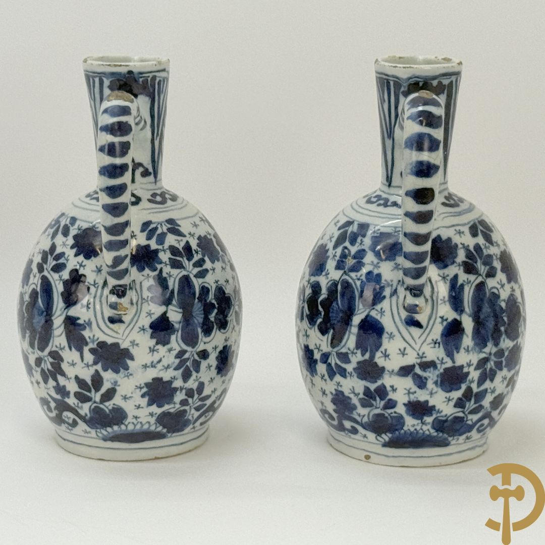 Twee Delftse blauw/wit schenkkannen met bloemendecor