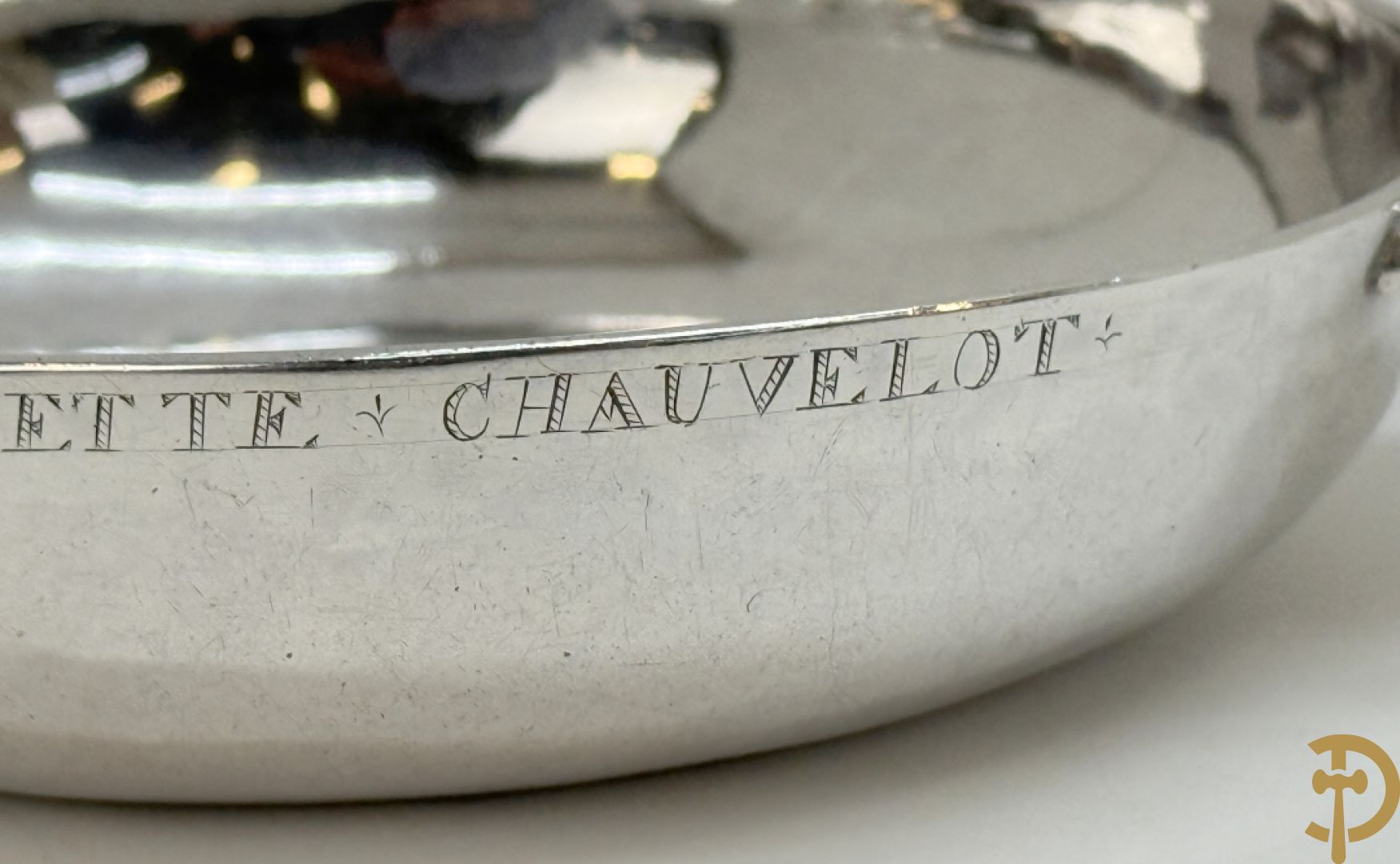Massief zilveren schaal met handvaten in schelpvorm , Parijs 1752-1753, zilversmid Antoine Bailly, het meesterteken is aangebracht op beide handvaten en middenstuk, met décharge stempel paardenhoofd