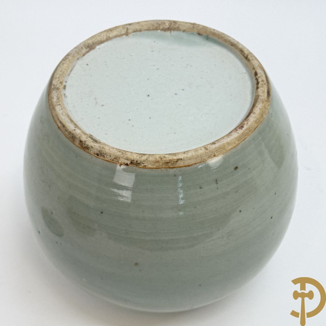 Twee Chinese porseleinen celadonvazen met blauw wit bloemen en vogeldecor + cachepot met vazendecor
