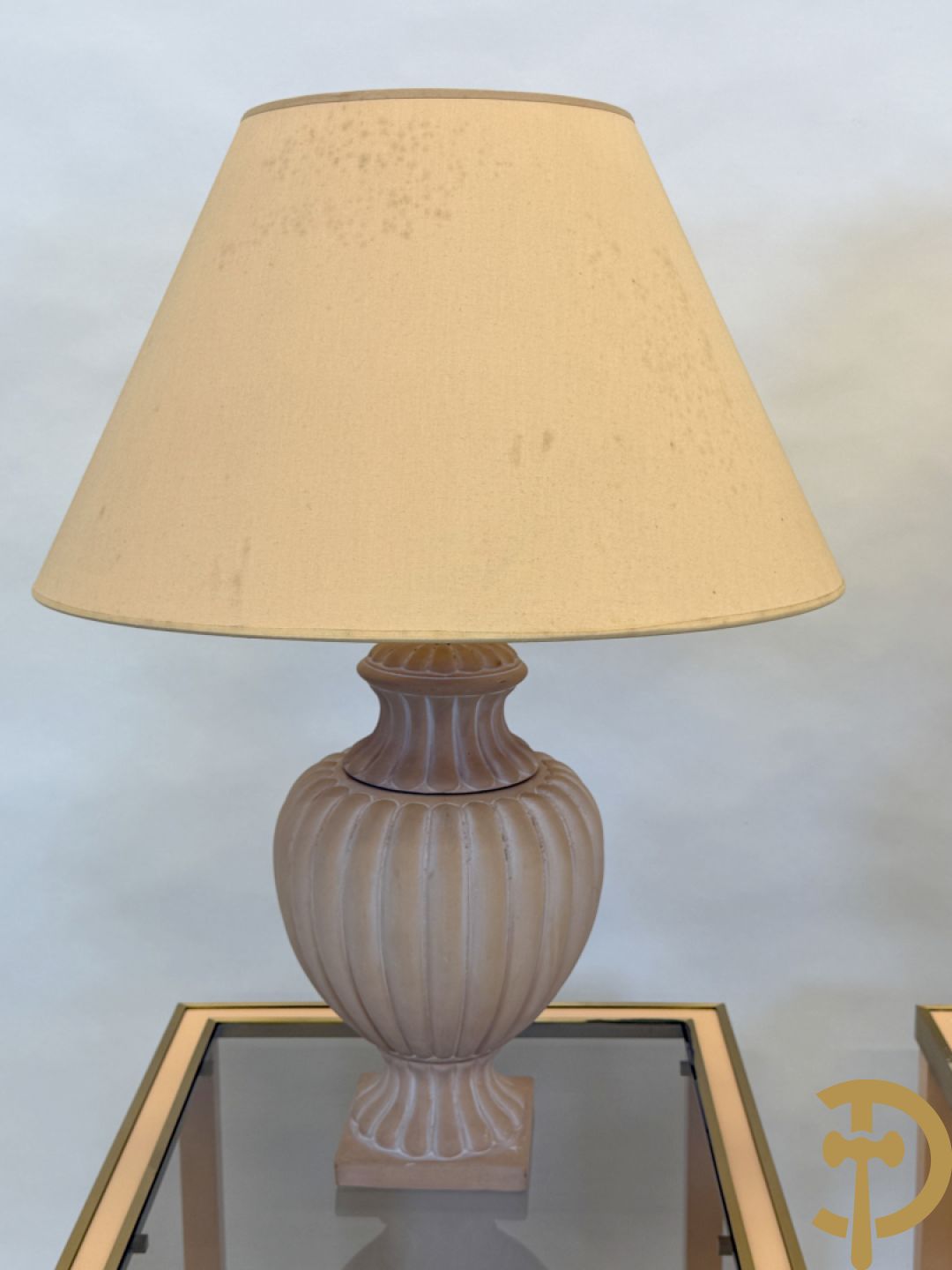 Paar bijzettafels met koperafwerking en glazen fumé blad + 2 bijhorende lampadaires in terra cotta