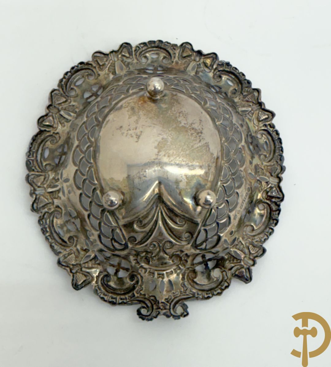 Massief zilveren schaaltje met Louis XV motieven, Delheid + bonbonnière met zilveren deksel + massief zilveren geajoureerd schaaltje + lakzegel met bewerkt handvat