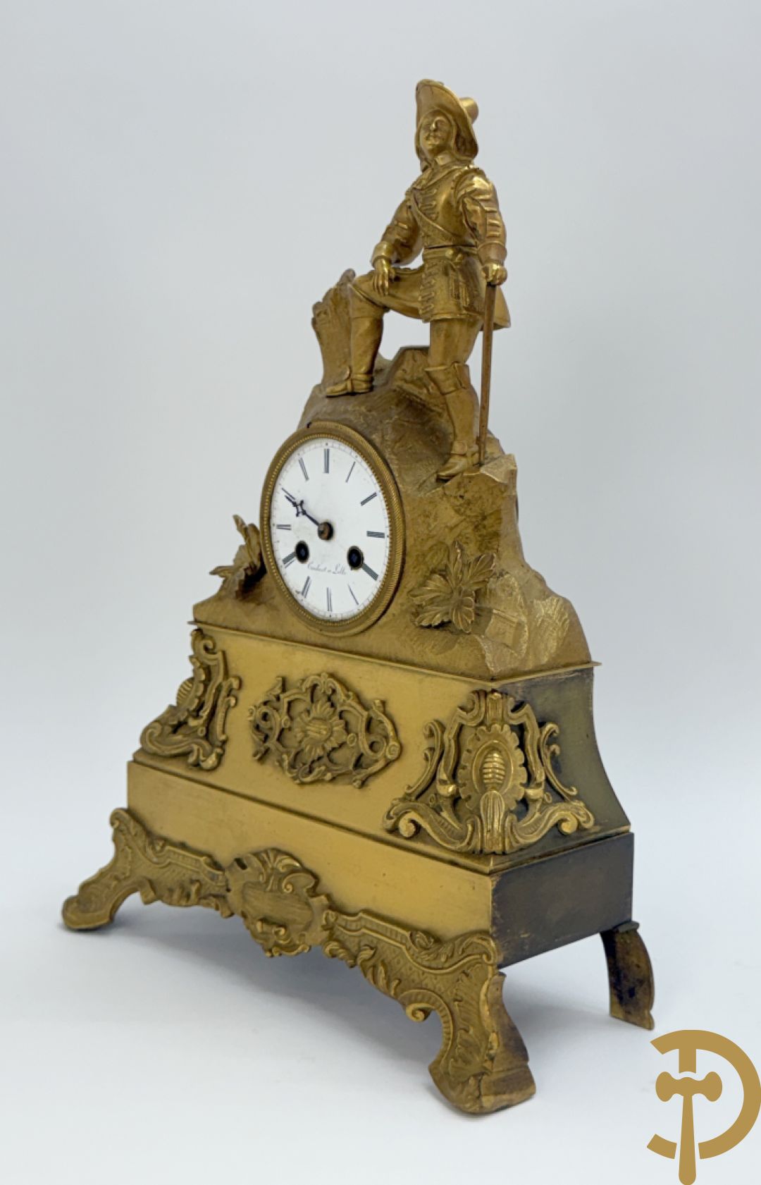 Vuurvergulde bronzen schouwpendule met musketier bekroond, getekend Cadart à Lille