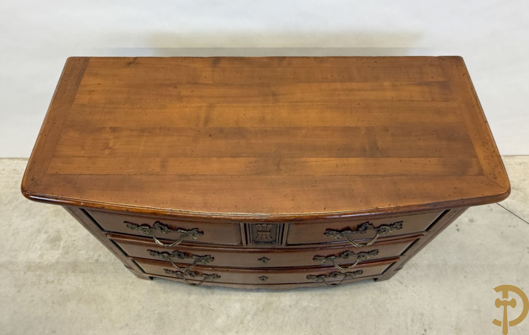 Gebogen kerselaren vierladencommode met koperen Louis XV trekkers, achteraan geëstampilleerd Richelieu Art & Meubels de France