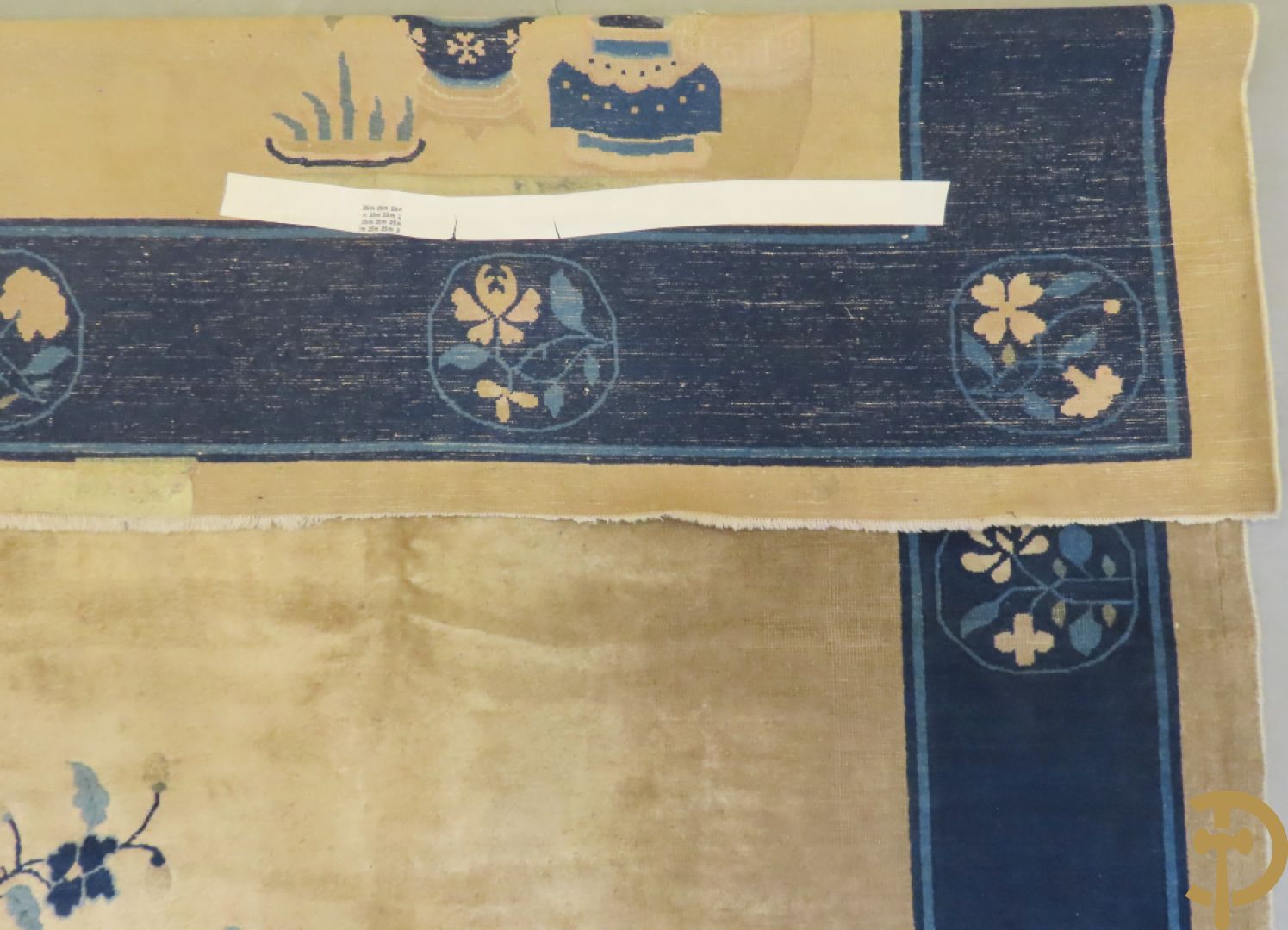 Antiek Aziatisch handgeknoopt tapijt met bloemen- en vazendecor