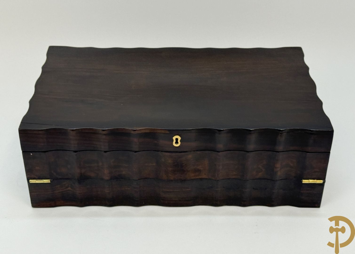 Openklapbare Indische schrijfbox in coromandel hout, binnenin met marketterie van exotische houtsoorten, met verborgen vakjes, 19e