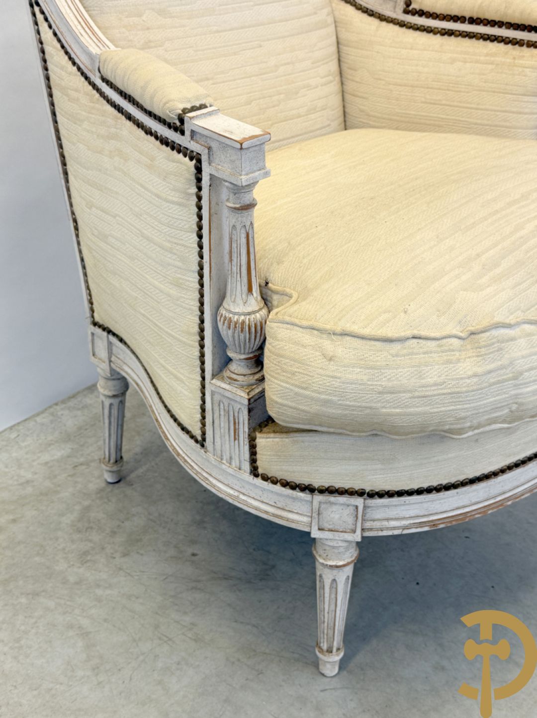 Paar wit gemonochromeerde bergères Louis XVI stijl + bijzettafeltje met lade op voluutvormige pootjes