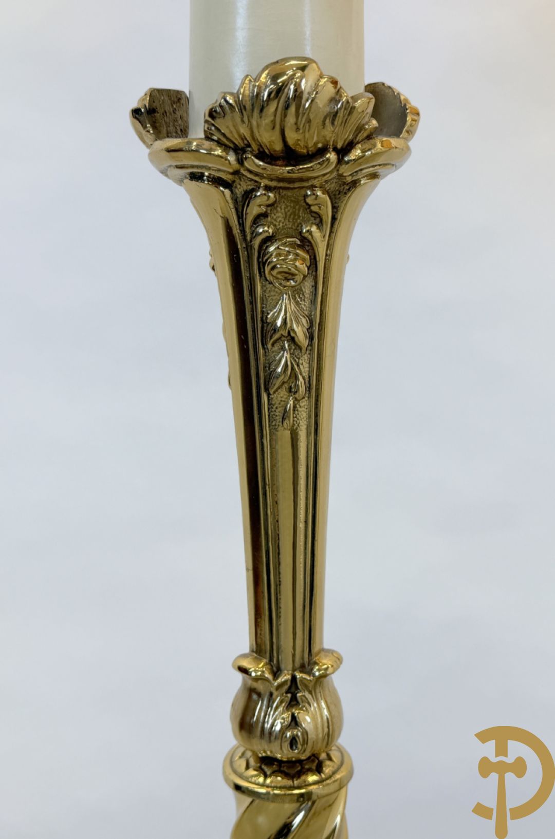 Bronzen staande koperen lampadaire op getorste voet + bronzen lampadaire op gecanneleerde voet