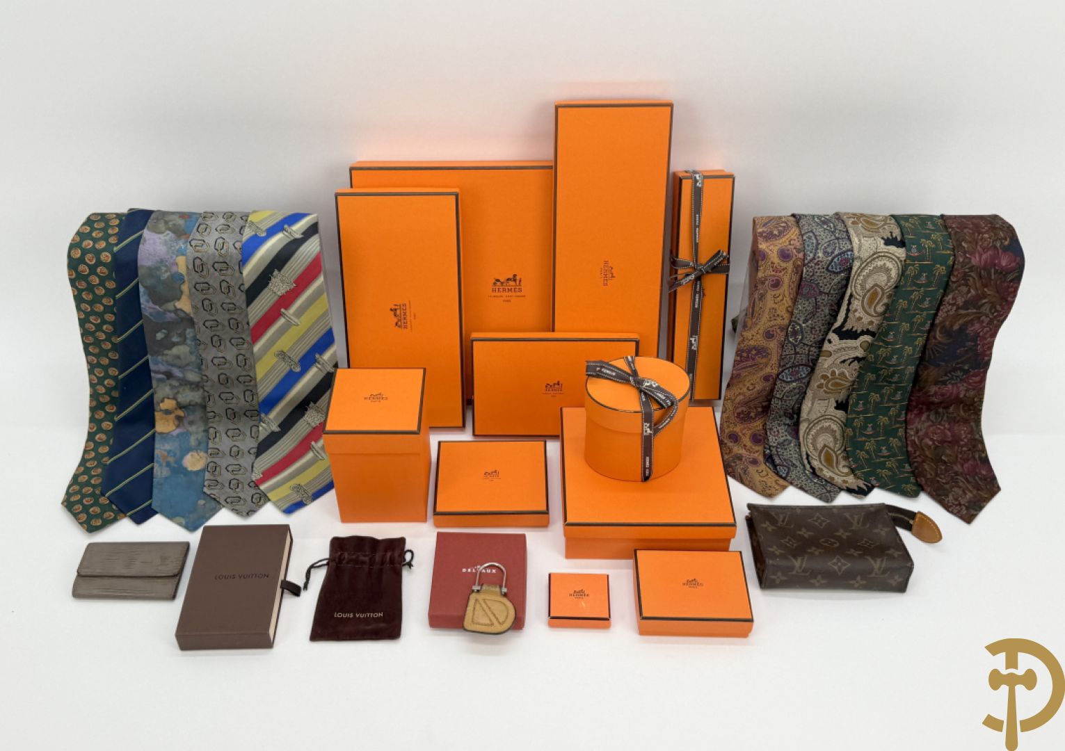 Elf lege doosjes van Hermes + Louis Vuitton sleutelhouder + kleine tas Louis Vuitton + herendassen w.o. Moschino, Zegna, Boss, Versace Gianni