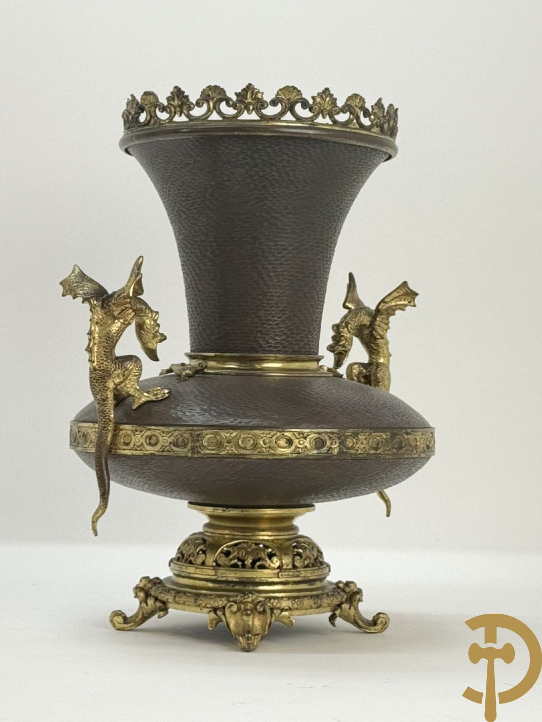 Koperen siervaas met bronzen ornamenten van hagedissen en draken