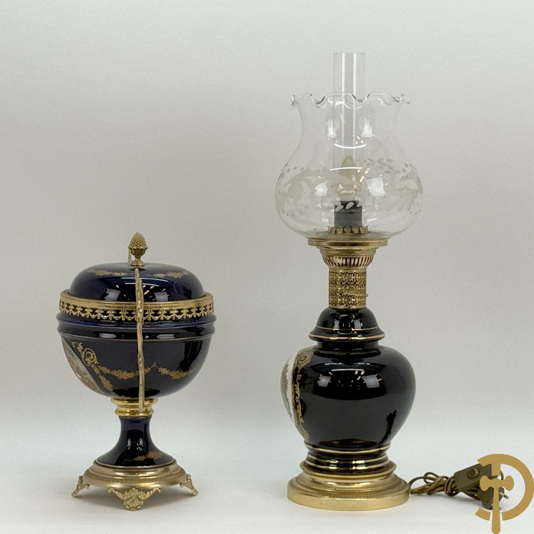Sèvres stijl dekselpotiche met koperen ornamenten en romantisch decor + lampadaire in Sèvres stijl met romantisch decor