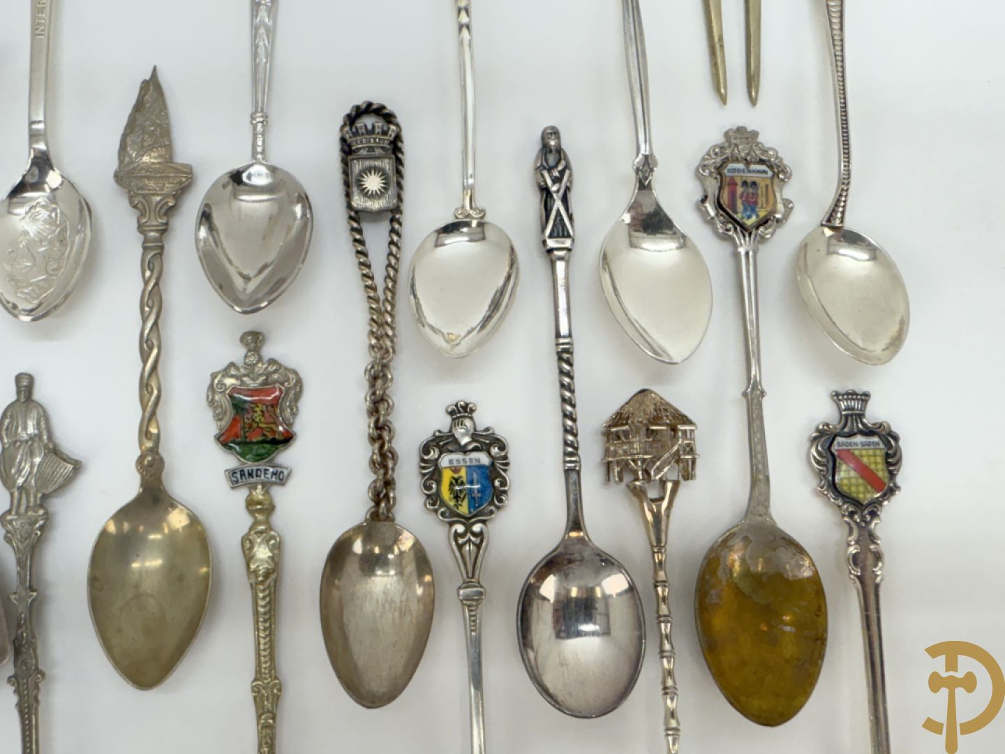 Verzameling vintage souvenirlepels met gedetailleerde steken, decoratieve emblemen en wapenschilden + vergulde lepeltjes intel 50
