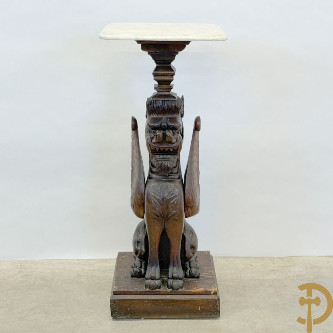 Houtgesculpteerde sokkel in de vorm van een handgesculpteerde fo hond bezet met marmeren plateau