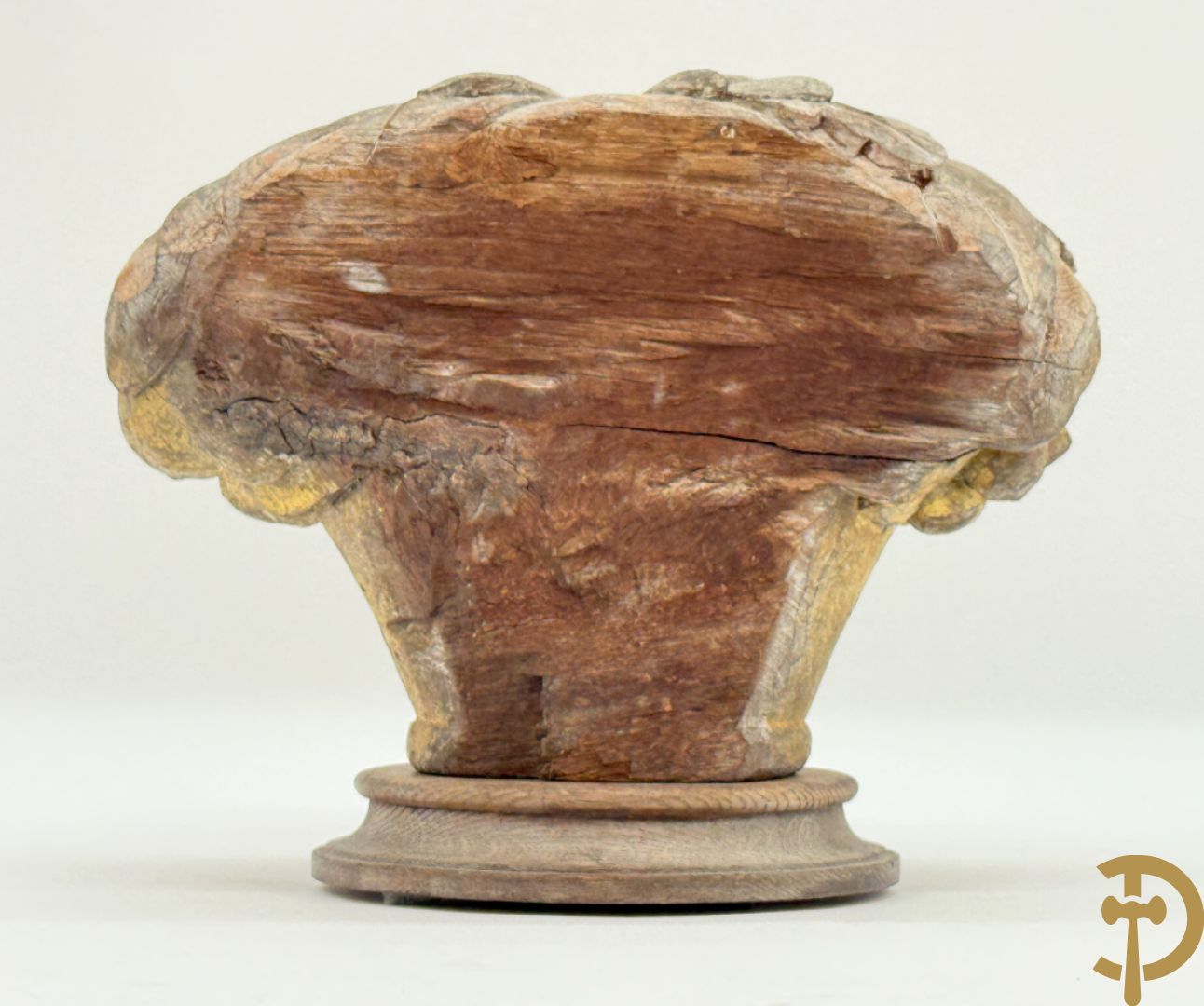 Gesculpteerd houten ornament van bloemen in korf