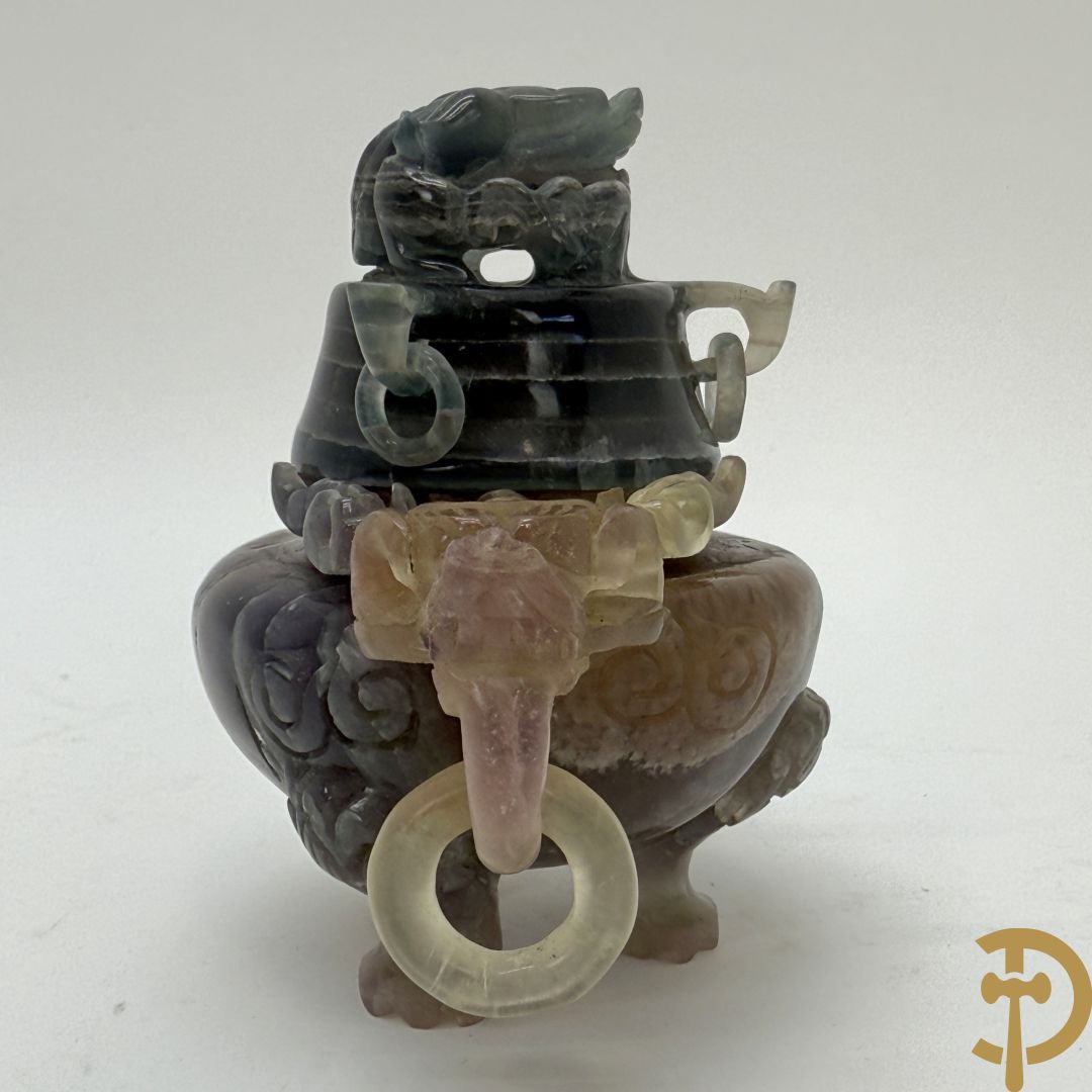 Drie Chinese handgesculpteerde urnes in gesteente met drakendecor (jade, amethist en fluoriet)