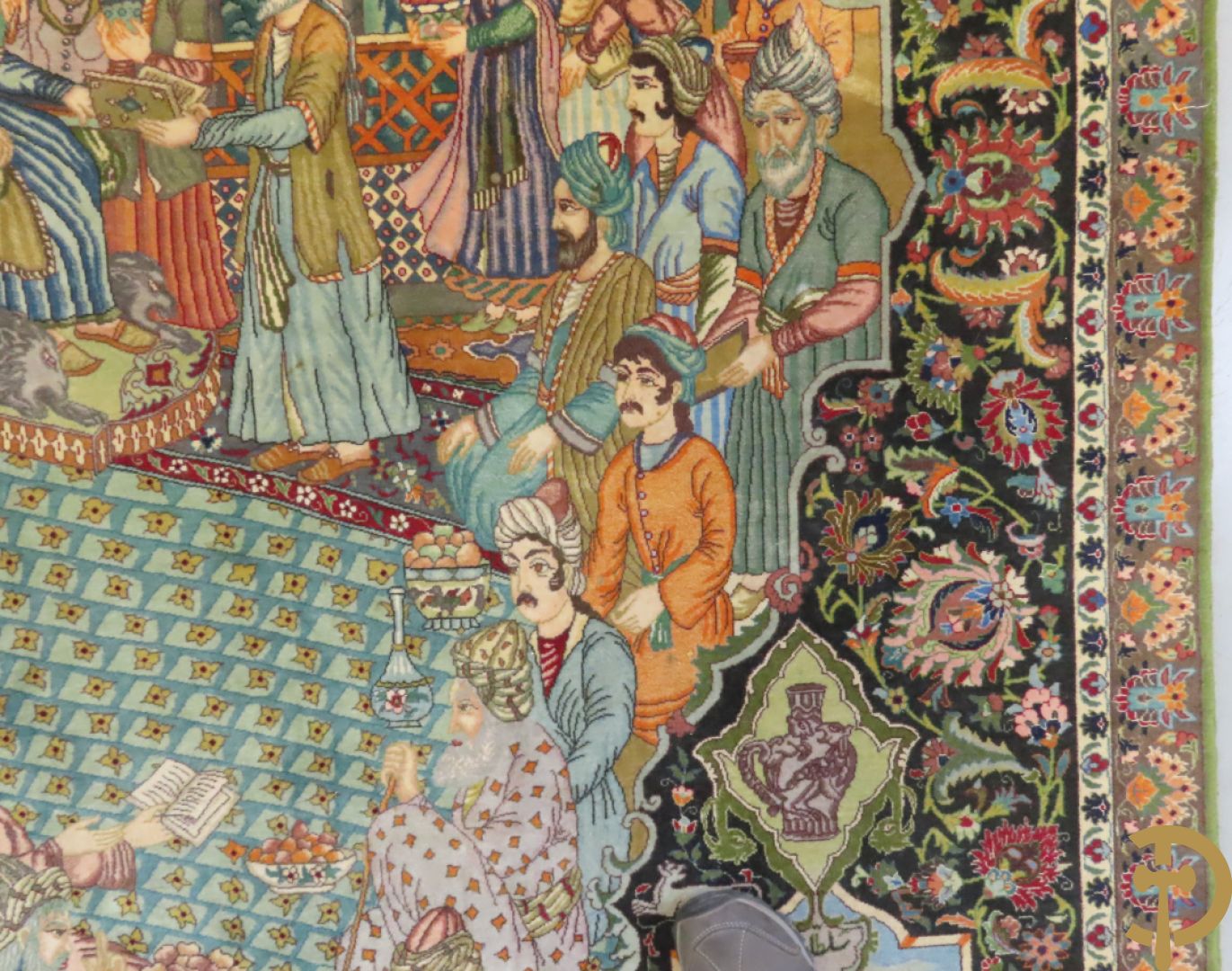 Oosters handgeknoopt tapijt Tabriz met figuratieve voorstelling, centraal met geanimeerde hofscène, omgeven door 4 hoekmedaillons met architecturale afbeeldingen - onderaan en bovenaan getekend