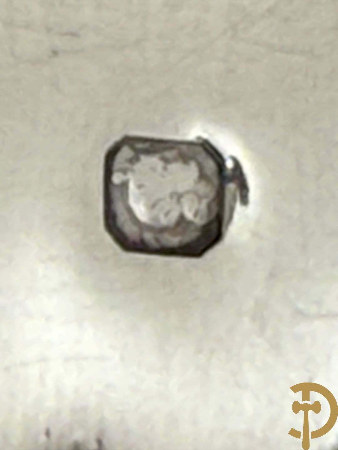 Vier karaffen met geslepen bloemenmotief bezet en  massief zilveren dop, met initialen HV, zilver gemerkt met minerva stempel 1e gehalte, maker J. Gruhier