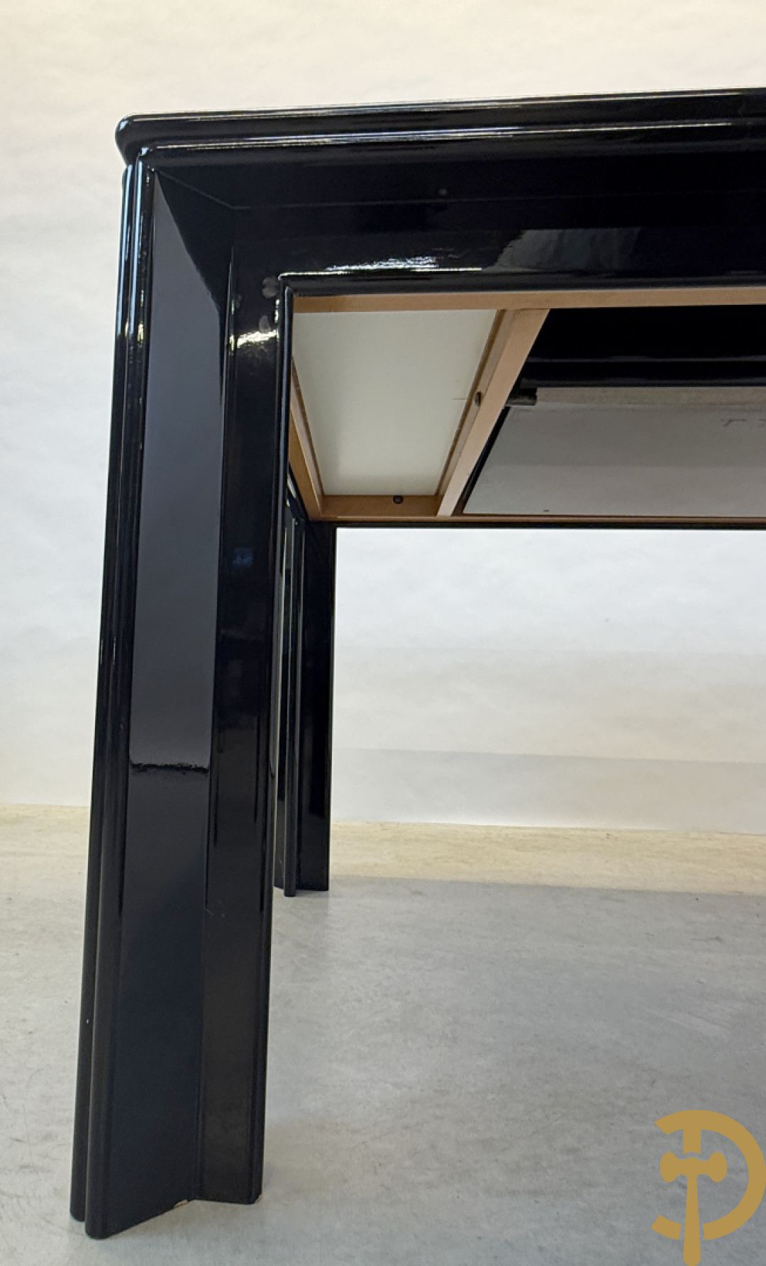 Zwartgelakte uittrekbare vintage designtafel met 4 bijhorende stoelen model 
