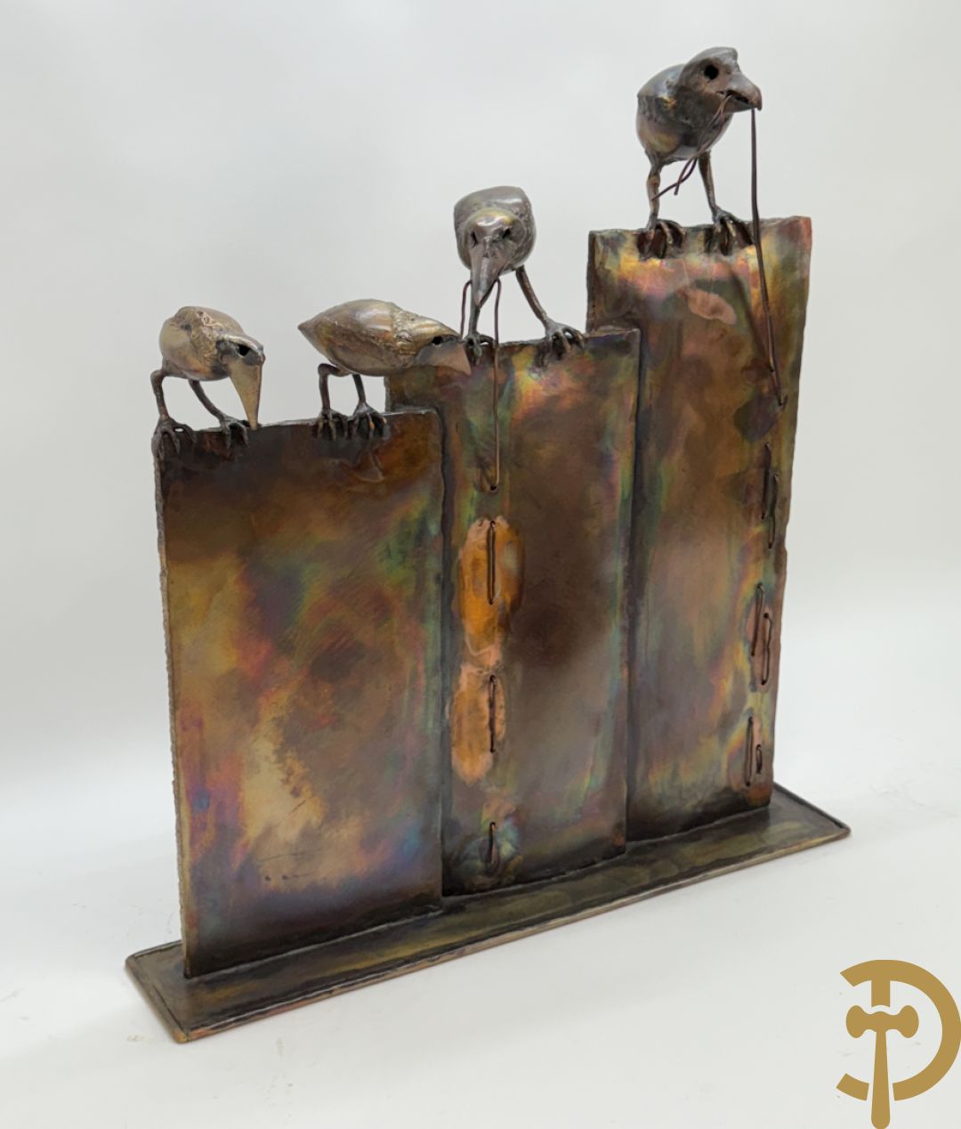 BEL J. getekend (Belaen Jean Pierre) Bronssculptuur met 4 vogels op schutting