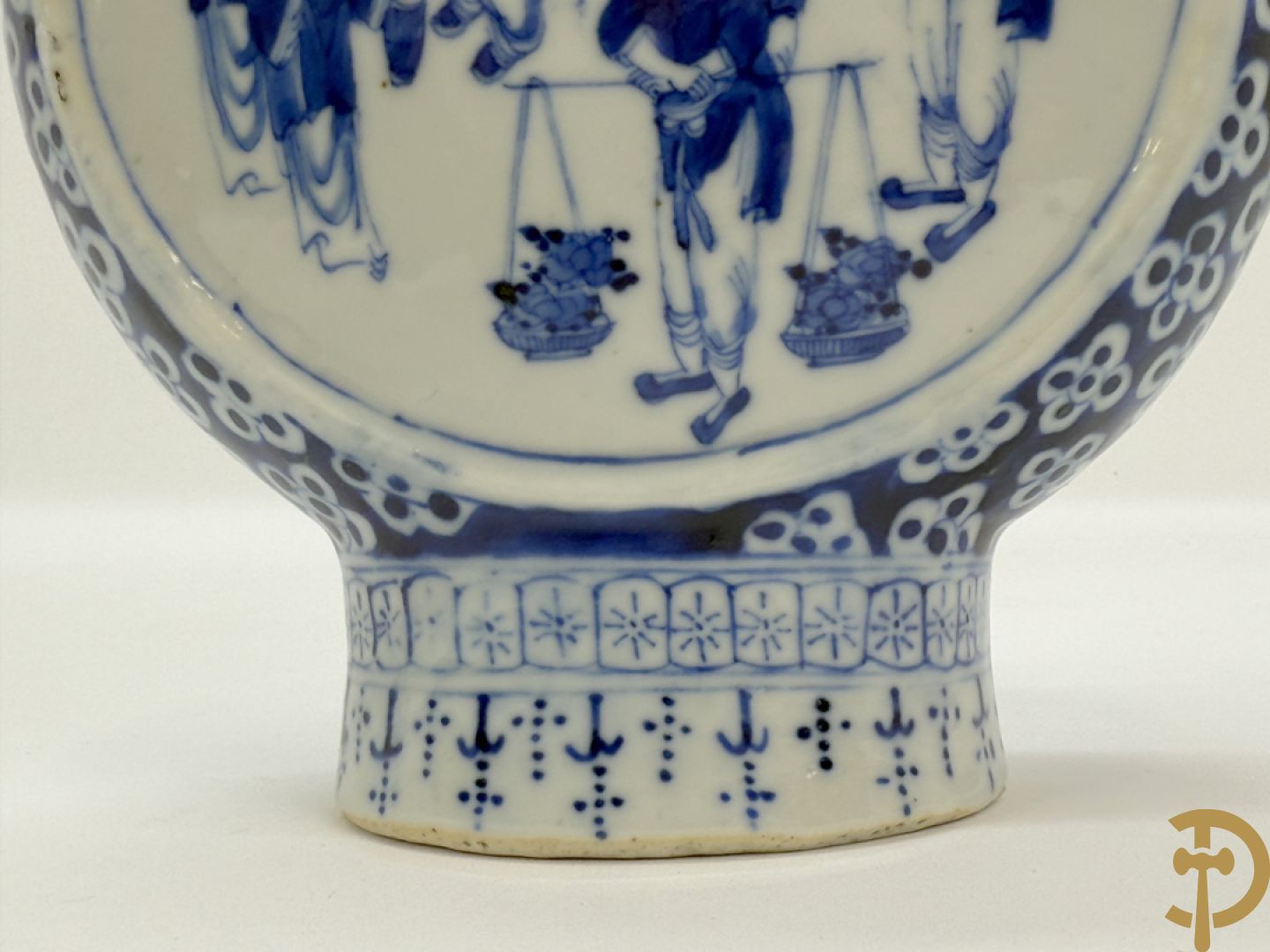 Chinese porseleinen maanvaas met geanimeerd decor