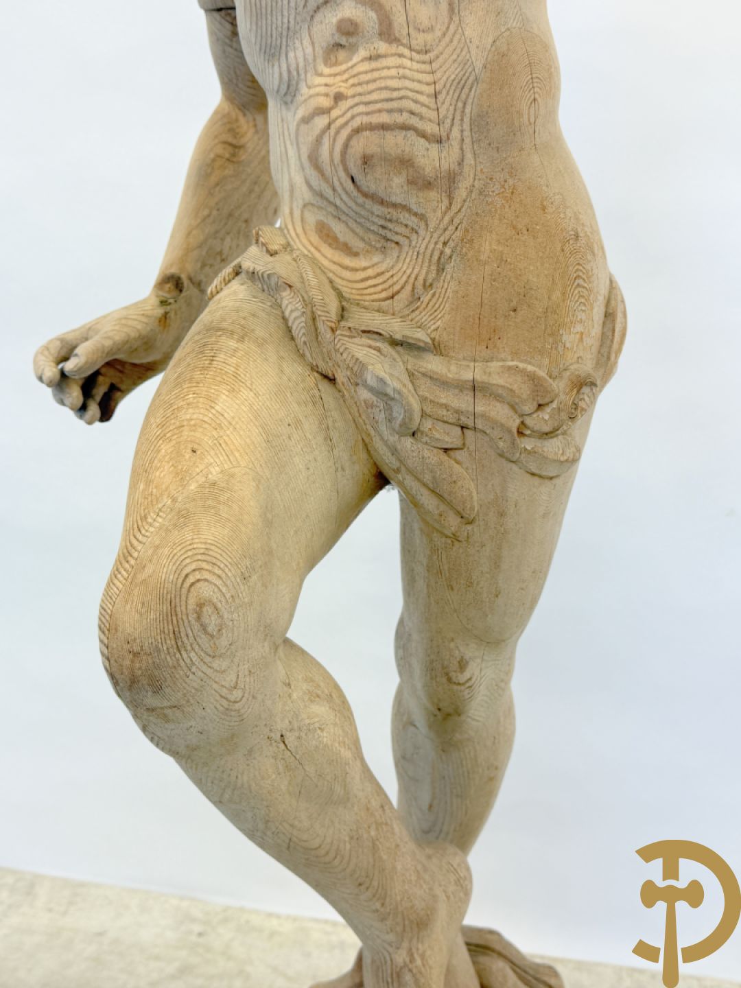 Houtgesculpteerde fluitspelende cupido staande op schelp