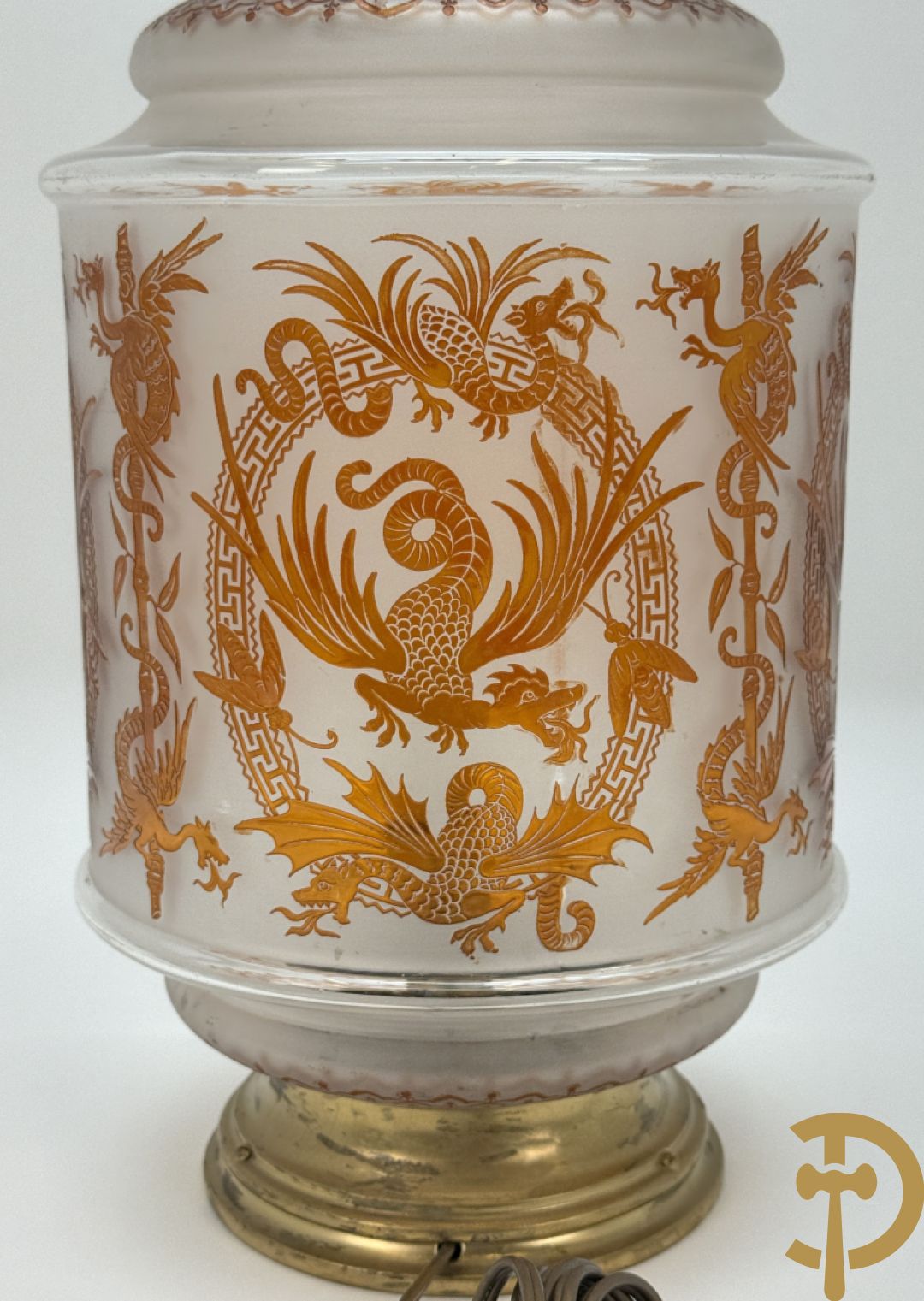 Tafellamp met mat opaline glas met decoratie van draken