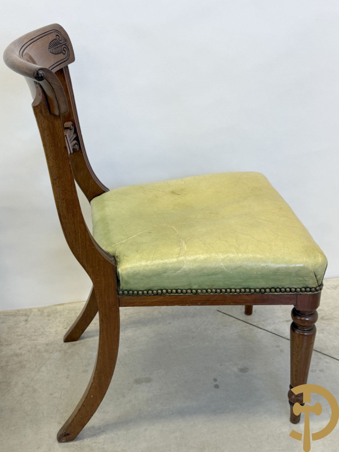 Set Engelse mahoniehouten stoelen met gondelvormige rug en lederen zitting (2 armzetels en 4 stoelen)