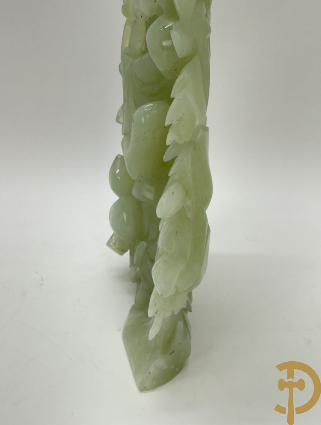 Jadeiet sculptuur van boedhistisch figuur + jadeiet wijsgeer met perziken + geisha in jadeiet
