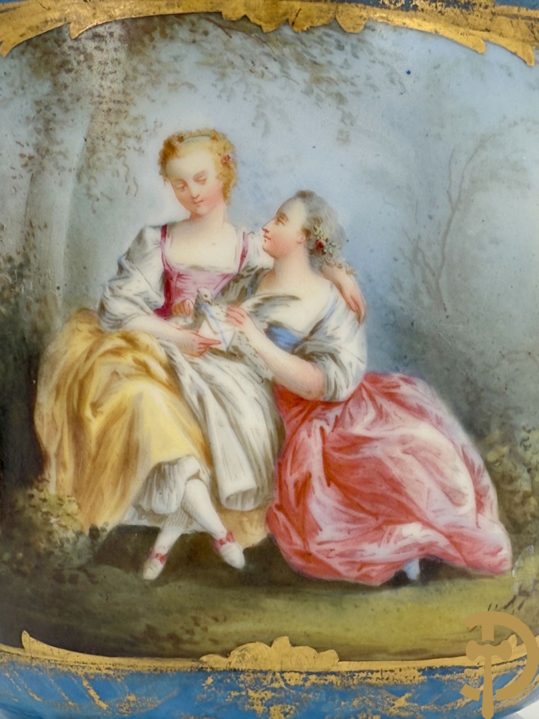 Sèvres cachepot met dubbel decor van handbeschilderde romantische dames en bloemendecor + cachepot in Frans porselein met bloemendecor gevat in bronzen houder + Limoges medici vaas met zwanehalzen