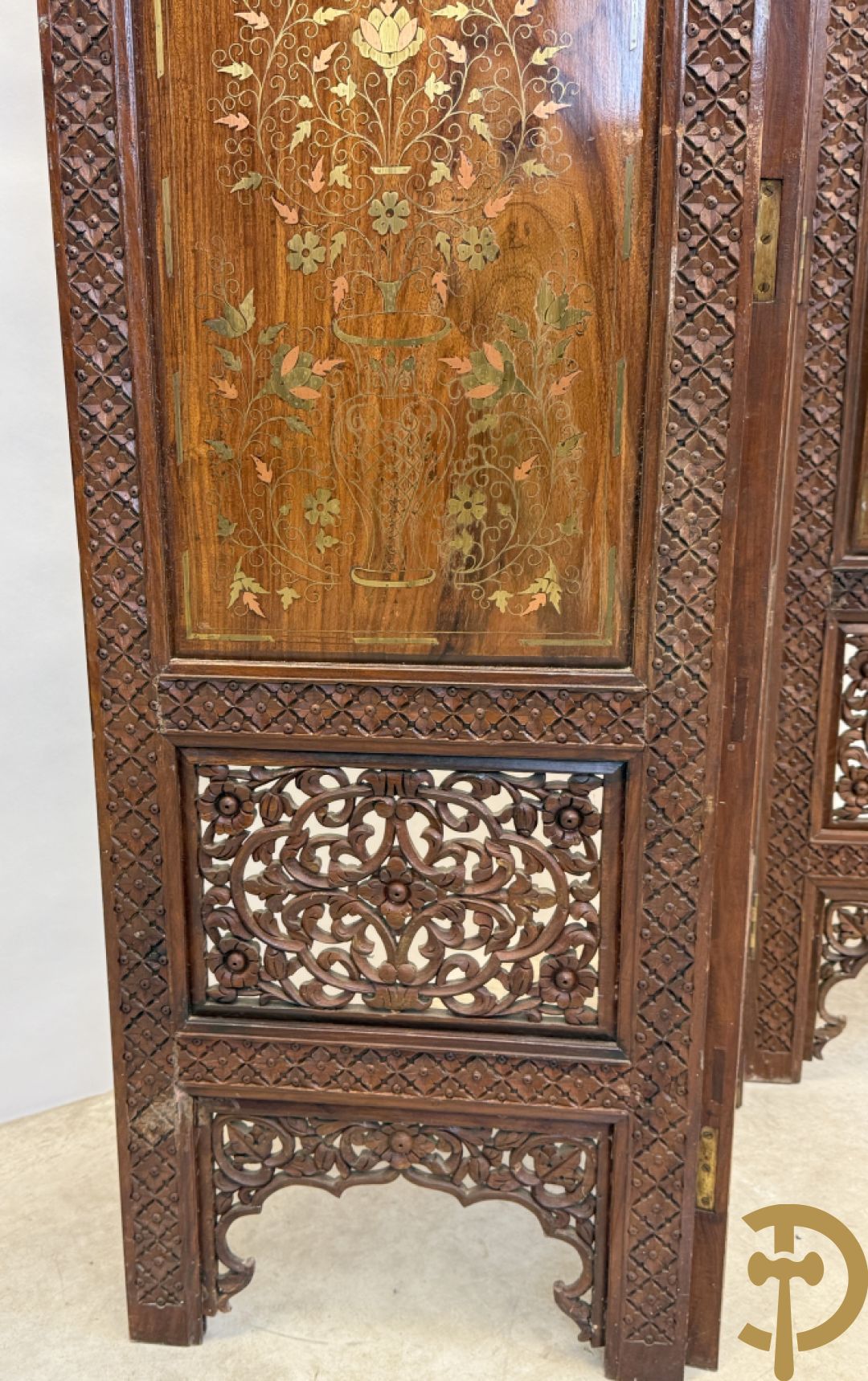 Hardhouten Aziatisch vierdelig kamerscherm met gesculpteerd ornament bovenaan en marketterie inleg midden