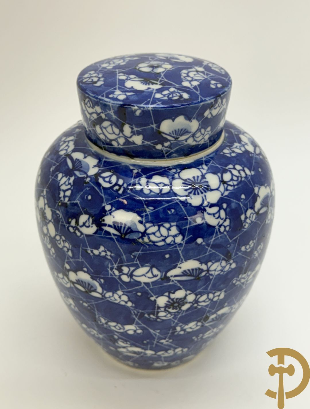 Paar Chinese porseleinen dekselvazen met bloemen- en  hanendecor + Chinese blauw/witte porseleinen gemberpot