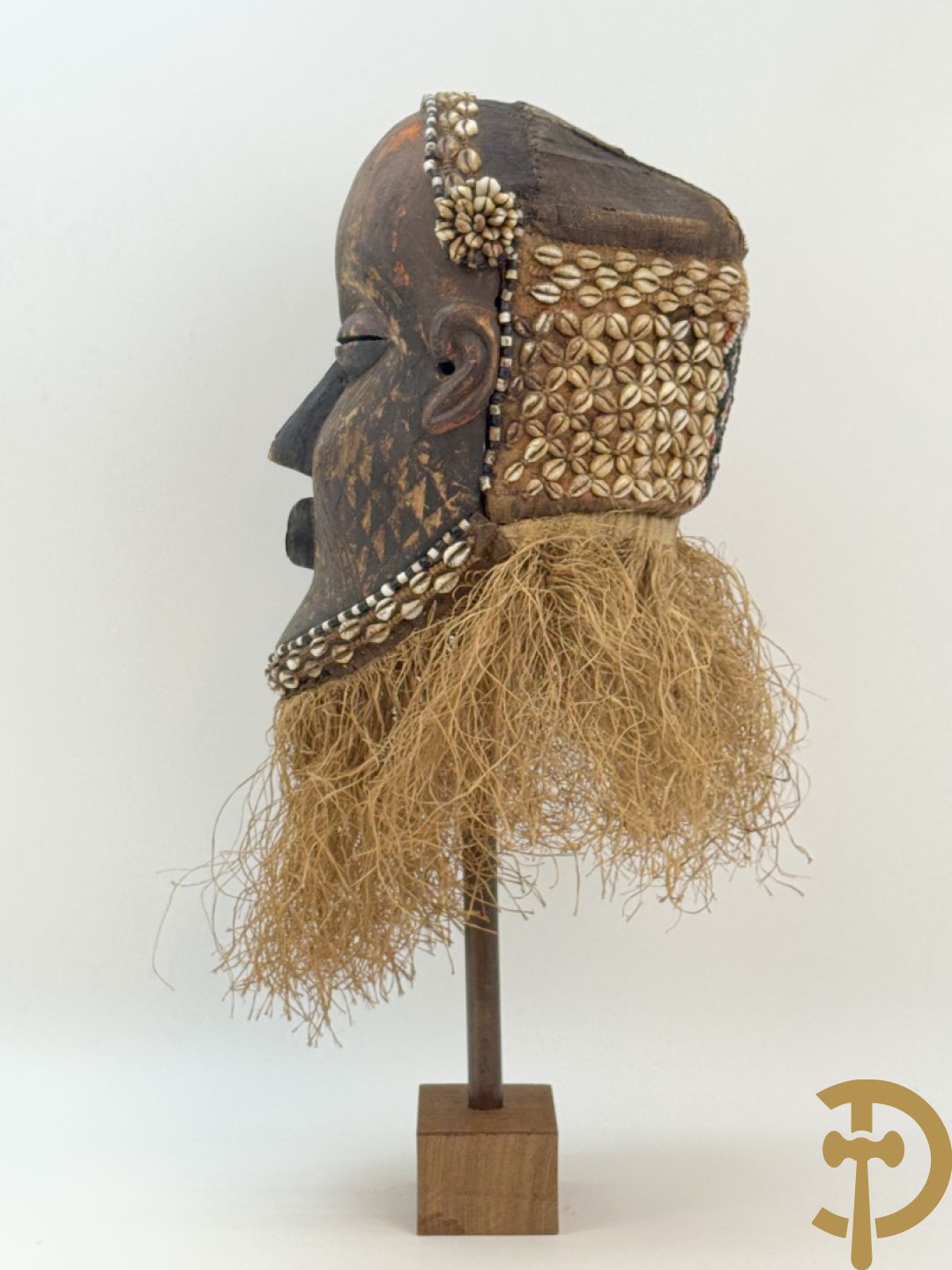 Afrikaans masker met symbolische beschildering, kralen en raffia