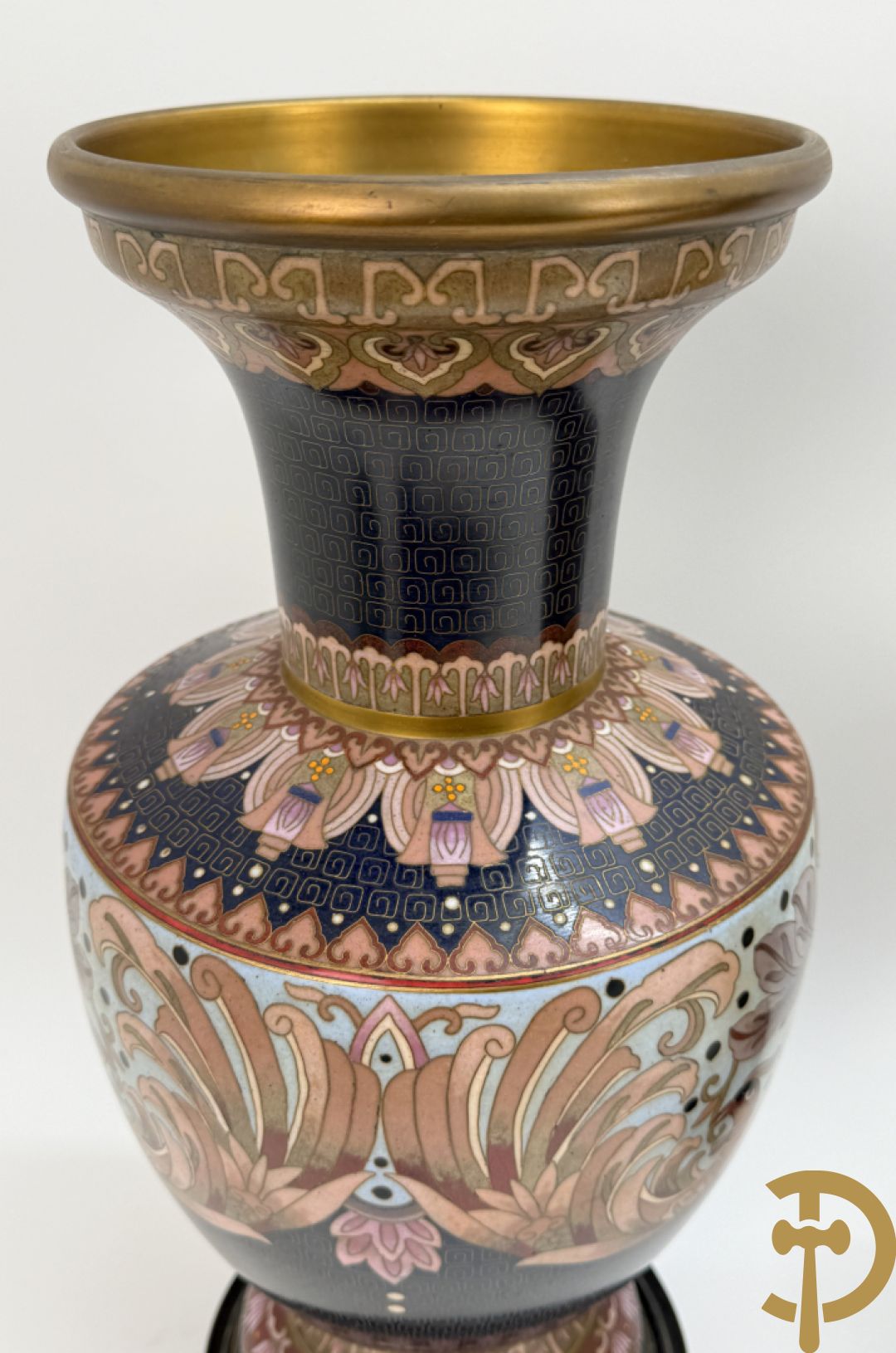 Paar ballustervormige cloisonévazen met decor van vogels en bloemen - op houten sokkel + paar kleine cloisonévazen met vogel en bloemendecor - op houten sokkel