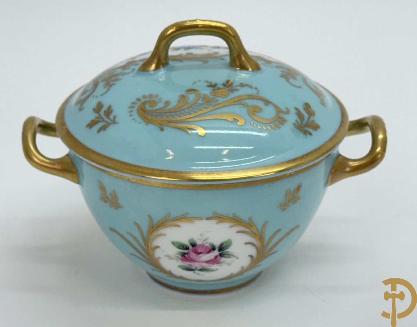 Mooi lot Limoges porselein bestaande uit grote en kleine Medici vaas met bloemendecor, 3 cache pots, bord, 2 coupes, Tas en schoteltje (9 stuks in totaal)