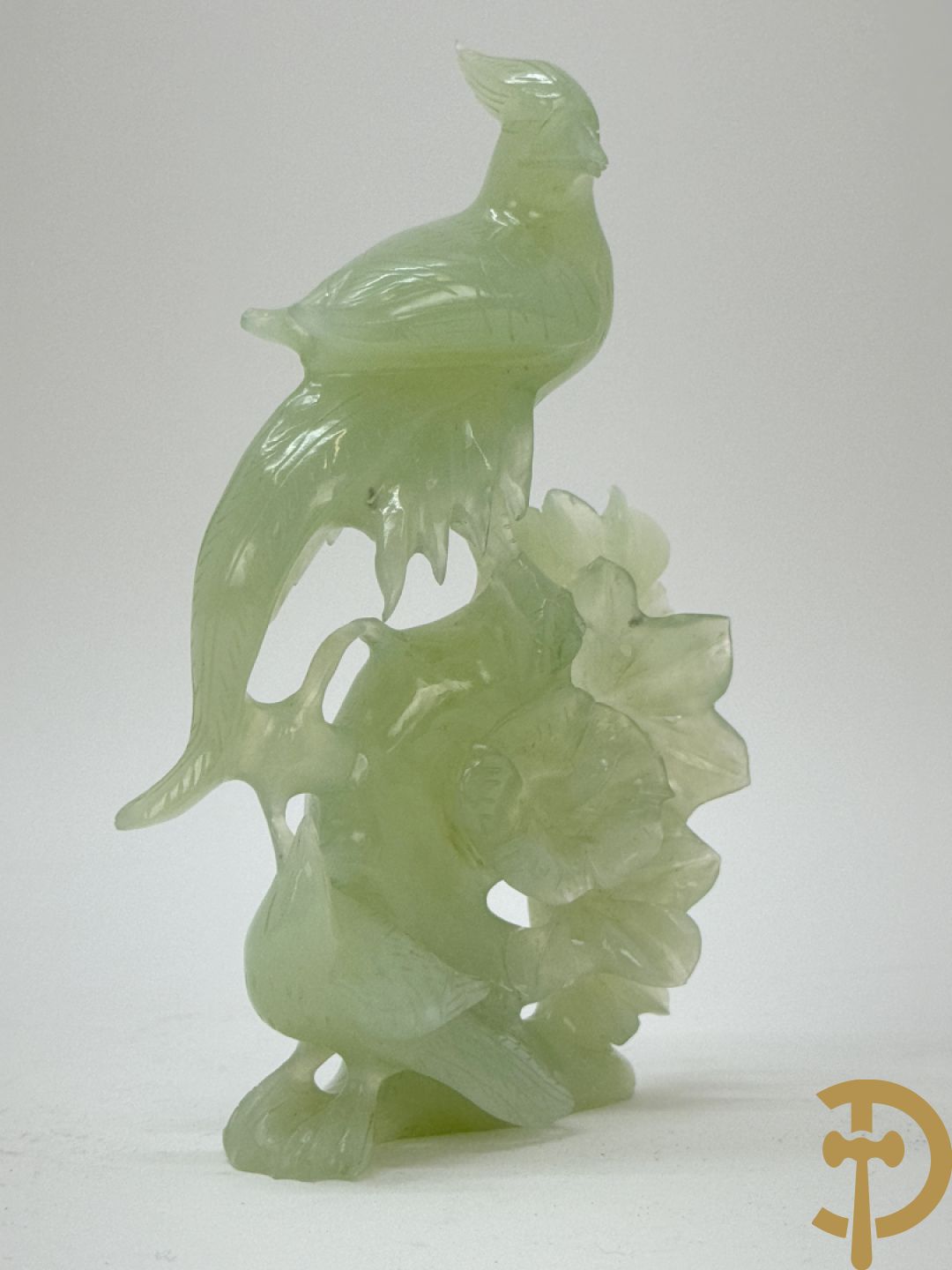 Vier Chinese handgesculpteerde vogels in jadeiet met bloemendecoratie