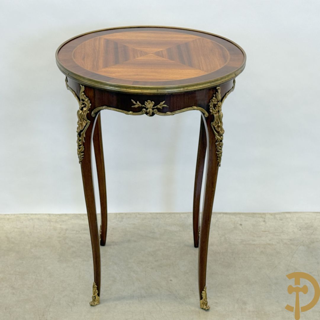 Mahoniehouten ronde bijzettafel met Louis XV bronsbeslag op 4 voluutvormige poten