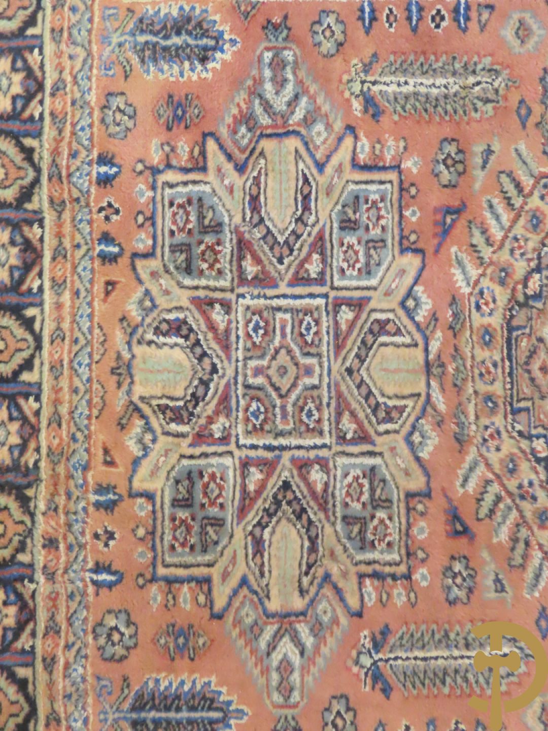 Oosters handgeknoopt tapijt met bloemenmotieven + Oosters handgeknoopt tapijt met geometrische motieven + Oosters handgeknoopt zijden tapijt met centrale fond en bloemenmotieven