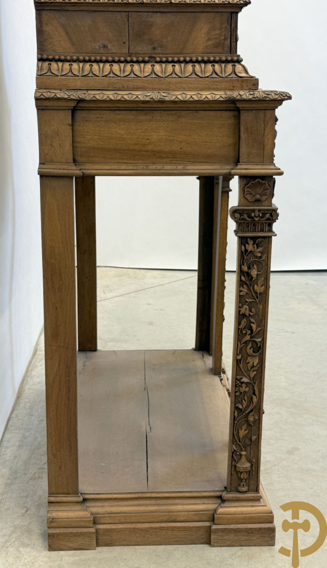 Italiaanse handgesculpteerde Neo Renaissance credance, bovenaan met klep en onderaan met lade - sculptuur van dieren en accanthusranken, gemerkt Venetia