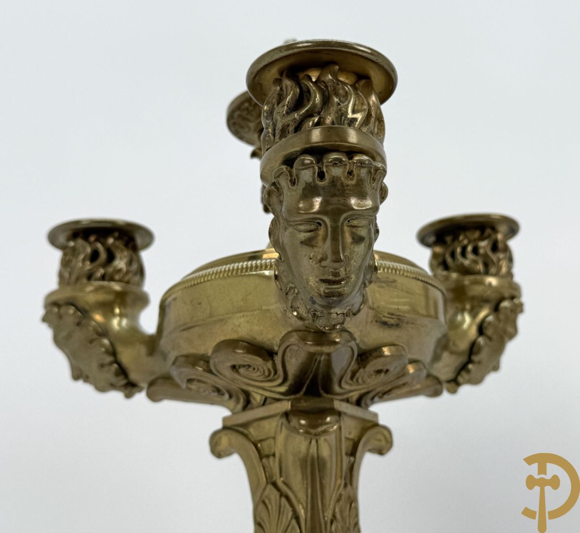 Paar bronzen 3-armige Empire kandelaars met flambeau bekroond