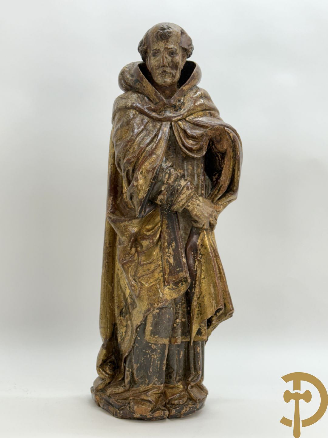 Gepolychromeerde houtsculptuur van man met mantel